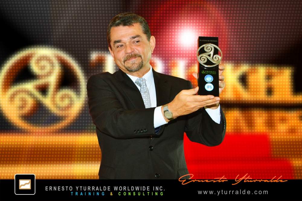 Ernesto Yturralde, recibe el Platinum Triskle de IFS